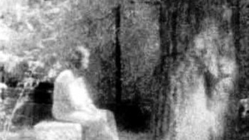 Terletak di pinggiran kota Chicago, Pemakaman Bachelors Grove adalah salah satu tempat paling berhantu di Amerika Serikat dan menjadi subyek beberapa cerita hantu.  Pada tahun 1991, anggota Ghost Research Society dipanggil untuk menyelidiki kejadian supernatural di kuburan, dan gambar ini diambil oleh salah satu anggotanya. Kamudapat melihat penampakan hantu duduk di atas batu nisan, meskipun tidak ada orang lain di kuburan pada hari pengambilan gambar ini.  Foto: Rocketfacts