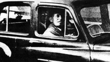 Mabel Chinmery mengunjungi makam ibunya bersama suaminya. Dia mengambil foto suaminya yang sedang duduk sendirian di kursi depan mobil. Namun dari gambar tersebut, kamu dapat melihat penumpang lain duduk di belakang Tuan Chinmery. Foto: Rocketfacts