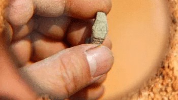 Pada tahun 2008, tim arkeolog Tiongkok sedang menggali makam yang belum dibuka selama lebih dari 400 tahun. Bayangkan betapa terkejutnya mereka saat menemukan cincin jam tangan kecil berwarna emas di antara artefak makam. Apakah itu hanya tipuan yang diimpikan oleh salah satu peneliti sebagai lelucon, atau apakah seseorang, entah bagaimana, masuk ke dalam makam, mungkin melalui perjalanan waktu? Foto: Rocketfacts