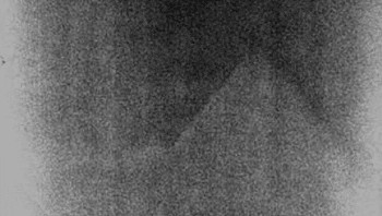 Selama misi bulan terakhir Apollo 17 pada tahun 1972, foto berikut diambil dan kemudian segera dibuang, dan NASA menyatakan foto tersebut rusak karena pencahayaan berlebih atau kurang.Meskipun NASA mengklaim foto ini tidak signifikan, jika dilihat lebih dekat, sulit untuk tidak melihat bentuk piramida. Apakah orang Mesir berhasil mencapai Bulan, atau memang alienlah yang mengajari manusia cara membangun struktur raksasa ini?Foto: Rocketfacts