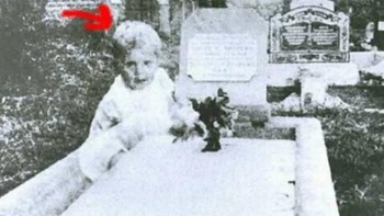 Ibu asal Australia, Ny. Andrews, sedang mengunjungi makam putrinya ketika dia mengambil foto ini, dan menangkap lebih dari sekadar foto tempat peristirahatan anaknya. Dia menangkap sesuatu yang tampak seperti bayi hantu di kamera. Karena anak tersebut tidak mirip dengan putri Ny. Andrews (yang meninggal pada usia 17 tahun), kuburan tersebut kemudian diselidiki oleh peneliti paranormal, yang menemukan bahwa dua bayi dikuburkan di kuburan di dekatnya. Foto: Rocketfacts
