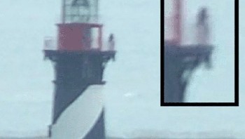 Dua orang teman mengambil foto Mercusuar St Augustine di siang hari bolong dan tidak melihat sesuatu yang aneh. Namun, ketika mereka meninjau foto mereka malam itu, mereka terkejut melihat seseorang berdiri di di atas mercusuar yang kosong saat foto diambil. Mercusuar ini dikatakan sangat angker karena banyaknya tragedi yang terjadi, termasuk kematian penjaga dan keluarganya serta anak-anak yang tenggelam. Foto: Rocketfacts