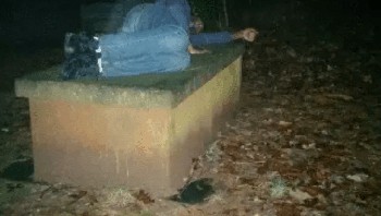 Ketika dua bersaudara mengunjungi kuburan pada larut malam (sambil mabuk), mereka mengambil foto saudara lelakinya yang sedang berbaring di atas kuburan. Ketika film tersebut dikembangkan, kakak dan adik tersebut merasa merinding saat menyadari bahwa sesosok hantu tampak melayang di atas saudara laki-laki tersebut, mungkin dengan sopan memintanya untuk turun dari kuburnya. Foto: Rocketfacts