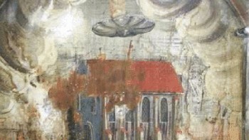 Dilukis sekitar abad ke-16, lukisan ini dapat ditemukan di dinding gereja abad ke-14 di Sighișoara, Rumania. Sighișoara diyakini sebagai tempat kelahiran Vlad the Impaler, yang menjadi dasar legenda Count Dracula. Yang membingungkan banyak orang tentang karya seni ini adalah piringan perak yang terlihat melayang di awan. Meskipun beberapa orang percaya bahwa ini mungkin merupakan upaya pencitraan religius, yang lain mengklaim bahwa itu jelas-jelas sebuah piring terbang. Foto: Rocketfacts