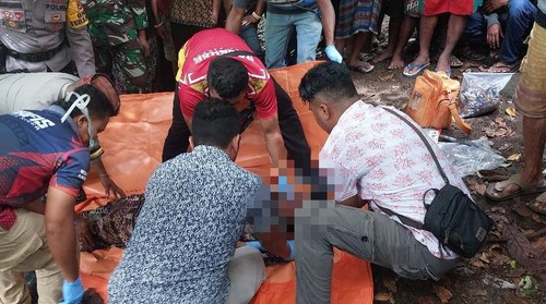 Petugas menurunkan dan mengidentifikasi perempuan yang bunuh diri di Desa Egon, Kecamatan Waigete, Kabupaten Sikka, Selasa (12/12/2023).