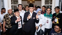 Anies dan Cak Imin ditemani bersama istri dan keluarga. Keberangkatan keduanya juga diiringi oleh kelompok relawan pendukung dan beberapa pengurus partai pengusung.