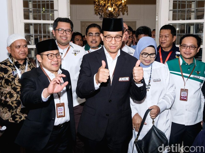 Capres-cawapres Anies Baswedan-Muhaimin Iskandar (Cak Imin) berangkat bersama ke KPU jelang debat perdana. Pasangan AMIN kompak berpeci.
