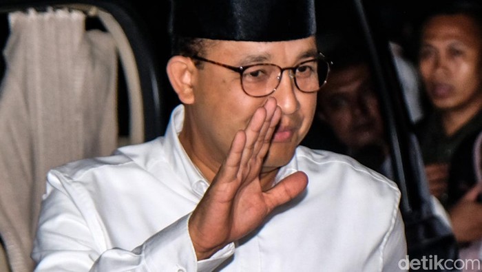 Capres-cawapres Anies Baswedan-Muhaimin Iskandar (Cak Imin) berangkat bersama ke KPU jelang debat perdana. Pasangan AMIN kompak berpeci.