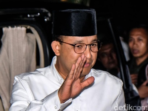Capres-cawapres Anies Baswedan-Muhaimin Iskandar (Cak Imin) berangkat bersama ke KPU jelang debat perdana. Pasangan AMIN kompak berpeci.