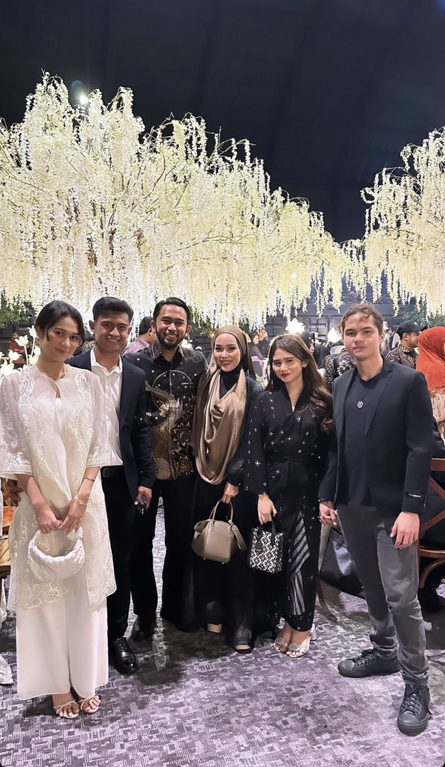 Kedua pasutri baru ini juga ikut pose bersama pasangan Tissa Biani dan Dul Jaelani. Setelah menikah pada Agustus lalu, pasangan ini jarang mengunggah foto bersama di media sosial. Foto: Instagram