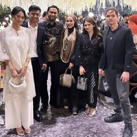 Kedua pasutri baru ini juga ikut pose bersama pasangan Tissa Biani dan Dul Jaelani. Setelah menikah pada Agustus lalu, pasangan ini jarang mengunggah foto bersama di media sosial. Foto: Instagram