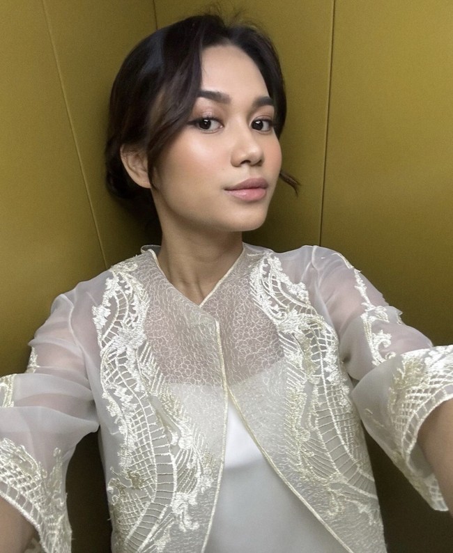 Azizah juga sempat mengabadikan foto selfie sebelum kondangan. Tampak riasan yang natural dan flawless. Foto: Instagram