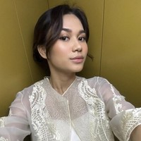 Azizah juga sempat mengabadikan foto selfie sebelum kondangan. Tampak riasan yang natural dan flawless. Foto: Instagram