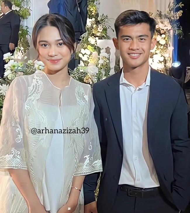 Saat menghadiri pernikahan Adiba dan Egy, Azizah mengenakan setelan serba putih. Outerwear transparan membuat penampilannya semakin elegan. Foto: Instagram