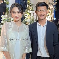 Saat menghadiri pernikahan Adiba dan Egy, Azizah mengenakan setelan serba putih. Outerwear transparan membuat penampilannya semakin elegan. Foto: Instagram