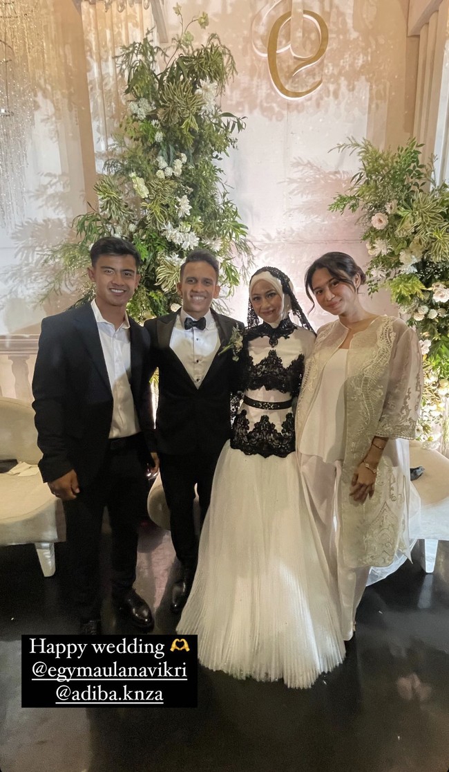 Pada akun Instagramnya, Arhan mengunggah foto bersama sang punya hajat, Adiba dan Egy. Ia pun memberikan ucapan selamat kepada kedua mempelai. Foto: Instagram