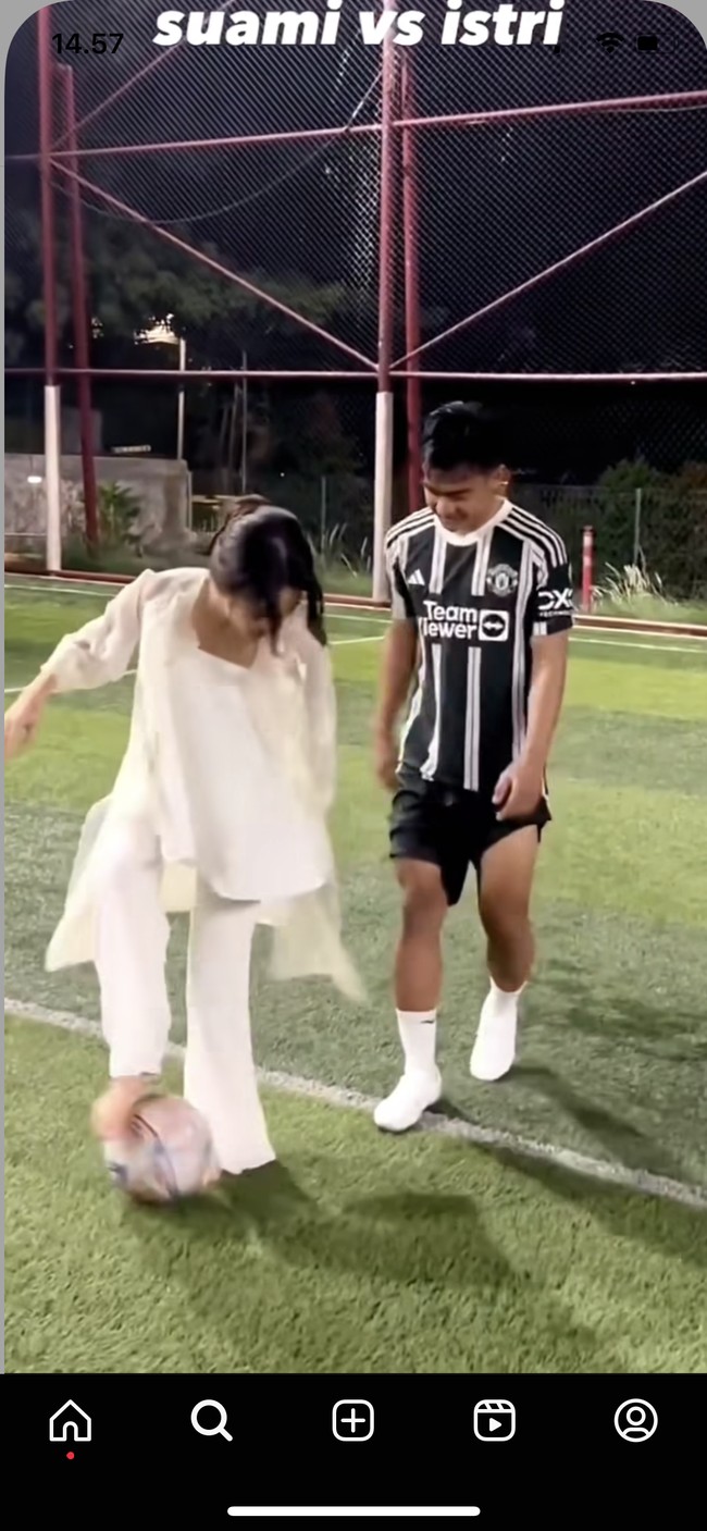 Usai menghadiri pernikahan, tertangkap pula momen ketika Azizah masih dengan gaya lengkap saat kondangan berada di bermain bola bersama suami. Sementara Arhan sudah berganti baju menggunakan jersey bola. Foto: Instagram Foto: Instagram
