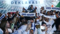 Para relawan mengenakan syal bertuliskan Anies - Muhaimin.  