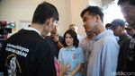 Potret Gibran Blusukan ke Pasar Ikan Modern Muara Baru