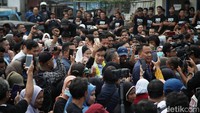 Warga yang hadir di lokasi terlihat berebut untuk berfoto dan bersalaman dengan Gibran.  