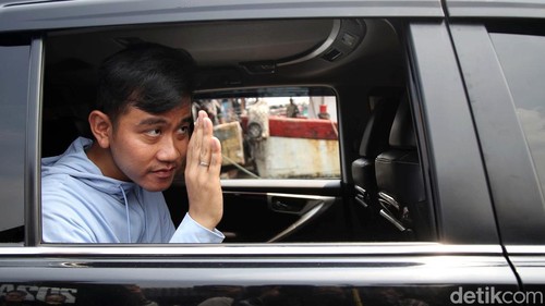 Gibran Rakabuming Raka mengunjungi Pasar Ikan Modern dan gudang penyimpanan ikan di Muara Baru, Jakarta Utara. Ia mengecek ikan-ikan yang telah dibekukan.