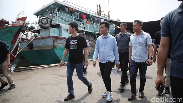 Gibran Rakabuming Raka mengunjungi Pasar Ikan Modern dan gudang penyimpanan ikan di Muara Baru, Jakarta Utara. Ia mengecek ikan-ikan yang telah dibekukan.
