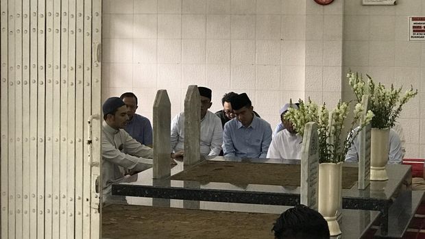 Cawapres nomor urut 2 Gibran Rakabuming sowan ke kediaman Habib Ali bin Habib Abdurrahman bin Muhammad bin Ali bin Abdurahman Al Habsyi di Kwitang, Jakarta Pusat (Jakpus), Selasa (12/12/2023). Gibran mendapatkan doa dan pesan khusus dari cicit Habib Ali Kwitang tersebut.