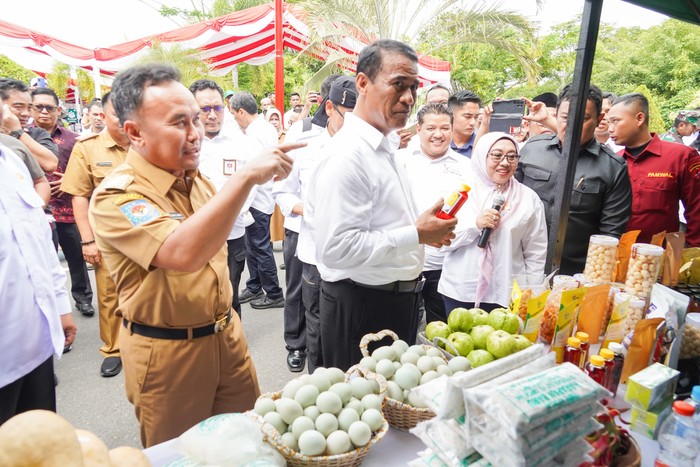 Gubernur Kalimantan Tengah (Kalteng) H. Sugianto Sabran menghadiri kesibukan training penyuluh pertanian dan petani dalam mendukung kenaikan bikinan padi dan jagung di Kalteng. Acara ini digelar di Halaman Kantor Gubernur Kalteng, Senin (11/12).