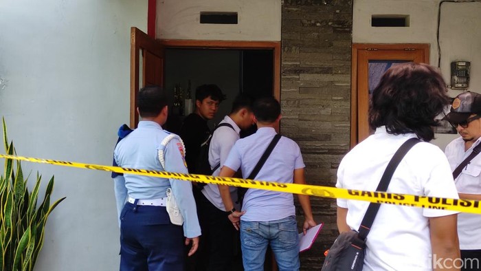Guru SD dan keluarganya di Malang ditemukan tewas bunuh diri.
