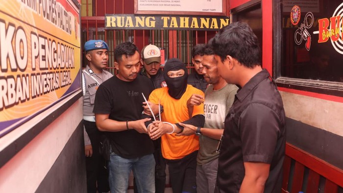 Pria mabuk bernama Aries Supit di Kabupaten Halmahera Tengah, Maluku Utara ditangkap polisi usai menikam pemuda bernama Aziz Adam gegara salah paham.