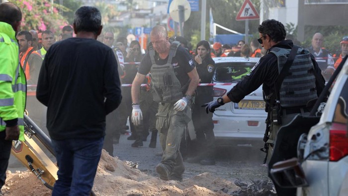 People inspect damage, following rockets attack that were fired from Gaza towards Israel amid the ongoing conflict between Israel and the Palestinian Islamist group Hamas, in Holon, Israel, December 11, 2023 REUTERS/Violeta Santos Moura