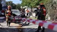 Rudal Hamas jatuh di sebuah jalan raya di Holon, 11 Desember 2023.