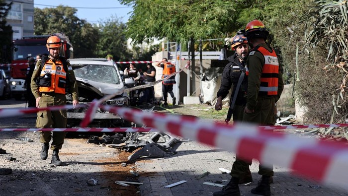 People inspect damage, following rockets attack that were fired from Gaza towards Israel amid the ongoing conflict between Israel and the Palestinian Islamist group Hamas, in Holon, Israel, December 11, 2023 REUTERS/Violeta Santos Moura
