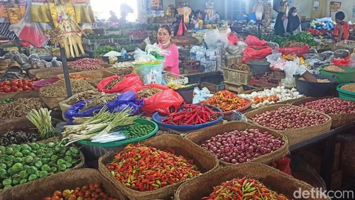 Salah seorang pedagang sembako di Pasar Amlapura Timur, Selasa (12/12/2023).