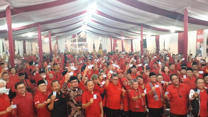 Hasto Kristiyanto bersama kader PDIP Tangsel dengan program KTP Sakti