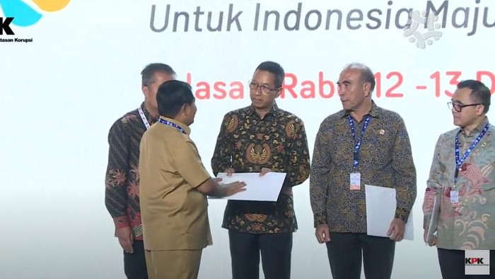 Heru Budi dapat penghargaan di perayaan Hakordia 2023 yang digelar KPK (dok. YouTube KPK)