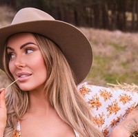 Petani seksi ini baru-baru ini mengungkapkan rahasia rumah tangganya yang jadi sensasi. Honeyy Brooks mengatakan bahwa dia berbagi suaminya dengan wanita lain. Foto: dok. Instagram/@honeyybrooks