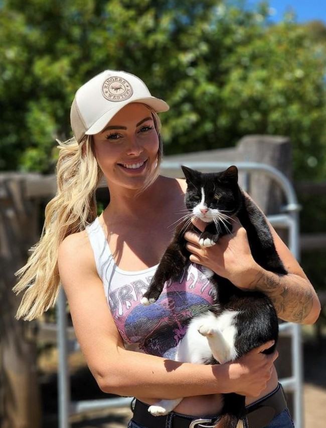 Honeyy mengatakan bahwa sepertinya dia yang menyukai wanita-wanita tersebut dibanding suaminya. Honeyy pun enggan menyebut hubungan mereka terbuka atau poliamori. Foto: dok. Instagram/@honeyybrooks