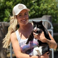 Honeyy mengatakan bahwa sepertinya dia yang menyukai wanita-wanita tersebut dibanding suaminya. Honeyy pun enggan menyebut hubungan mereka terbuka atau poliamori. Foto: dok. Instagram/@honeyybrooks