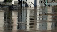 Banjir ini disebabkan meluapnya Sungai Ouse akibat curah hujan yang tinggi.  