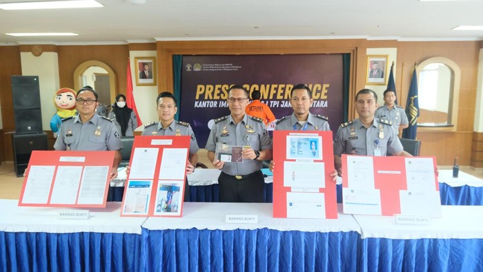 Imigrasi Jakut menangkap 3 orang WN China, salah satunya TN (43). TN merupakan eks narapidana kasus narkoba yang masuk ke Indonesia secara ilegal. (dok Imigrasi Jakut)