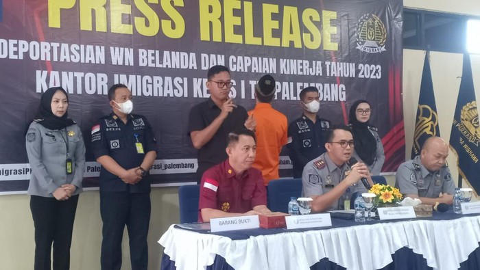 Imigrasi Palembang mendeportasi WNA dari Belanda karena jualan kebab.