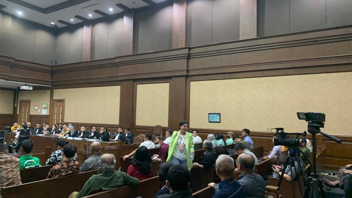 Istri Dadan Tri Keluar dari Ruang Sidang