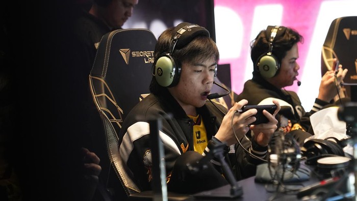 Babak knockout stage M5 World Championship berlanjut. Ada dua tim Indonesia yang akan tampil di semifinal upper bracket hari ini. Salah satunya ialah Onic yang melawan DeusVult.