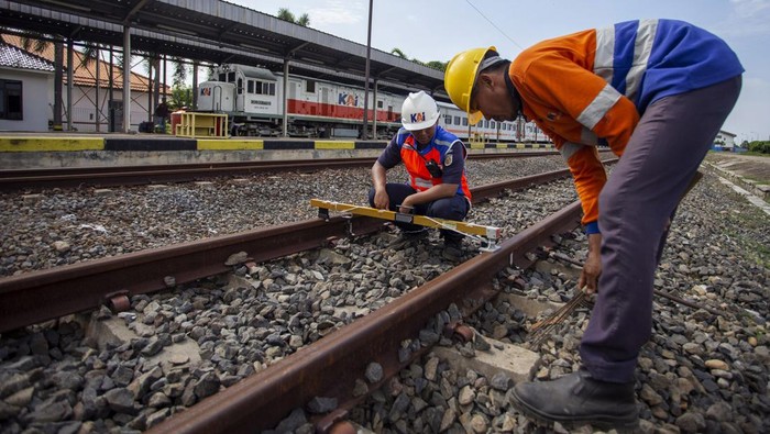Petugas Pemeriksa Jalur melakukan pengecekan jalur kereta di Jatibarang, Indramayu, Jawa Barat, Senin (11/12/2023). PT KAI DAOP 3 Cirebon menyiagakan tim untuk memantau dan merawat jalur kereta yang berada di lokasi rawan banjir serta tanah longsor sebagai persiapan angkutan Natal dan Tahun Baru. ANTAARA FOTO/Dedhez Anggara/Spt.
