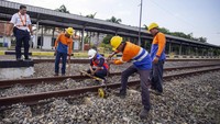 PT KAI DAOP 3 Cirebon menyiagakan tim untuk memantau dan merawat jalur kereta yang berada di lokasi rawan banjir serta tanah longsor sebagai persiapan angkutan Natal 2023 dan tahun baru 2024.