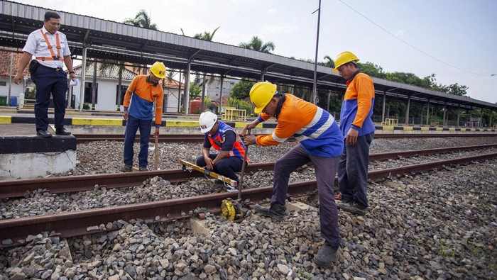 Jalur KA Dicek Jelang Libur Nataru, Begini Potretnya Petugas Pemeriksa Jalur melakukan pengecekan jalur kereta di Jatibarang, Indramayu, Jawa Barat, Senin (11/12/2023). PT KAI DAOP 3 Cirebon menyiagakan tim untuk memantau dan merawat jalur kereta yang berada di lokasi rawan banjir serta tanah longsor sebagai persiapan angkutan Natal dan Tahun Baru. ANTAARA FOTO/Dedhez Anggara/Spt.