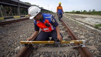 Petugas melakukan pengecekan jalur kereta api di Jatibarang, Indramayu, Jawa Barat, Senin (11/12/2023).