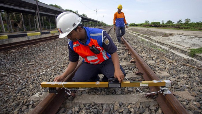 Petugas Pemeriksa Jalur melakukan pengecekan jalur kereta di Jatibarang, Indramayu, Jawa Barat, Senin (11/12/2023). PT KAI DAOP 3 Cirebon menyiagakan tim untuk memantau dan merawat jalur kereta yang berada di lokasi rawan banjir serta tanah longsor sebagai persiapan angkutan Natal dan Tahun Baru. ANTAARA FOTO/Dedhez Anggara/Spt.