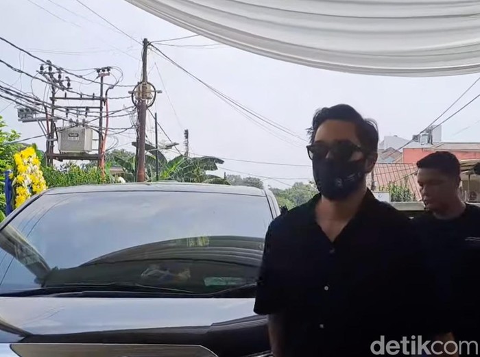 Jeje Govinda Jeje tiba di rumah duka ibunda.